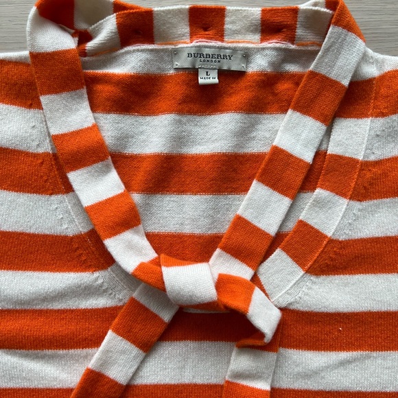 Mint condition Burberry 100% cashmere crewneck sweater with skinny neck scarf. - Picture 2 of 7